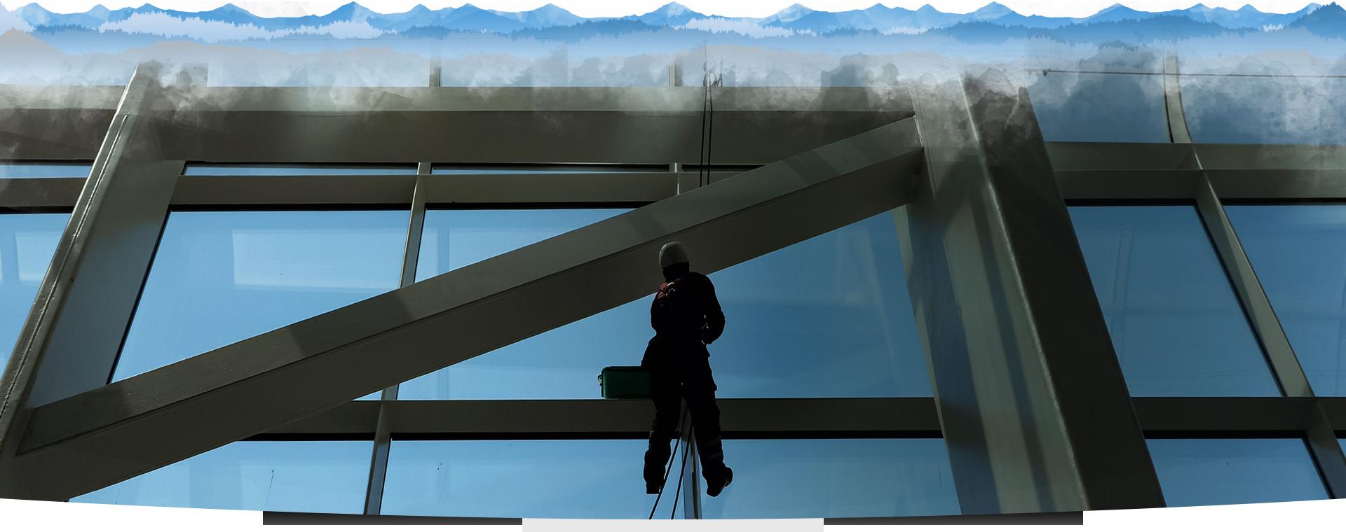 Wspinaczka po ścianie budynku