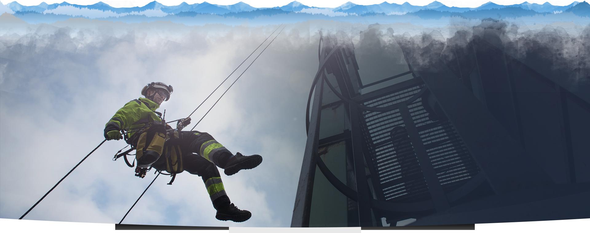 Alpinista wspinający się po ścianie budynku